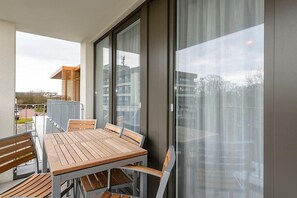 Outdoor dining - Apartment mit Zwei Balkonen Inklusive Kostenfreier Schwimmbad- und Saunanutzung (Nordseeheilbad Bensersiel)