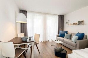 TV, stereo - Tolles 1-zimmmer Apartment mit Balkon Inkl. Freier Schwimmbad- & Saunanutzung (Nordseeheilbad Bensersiel)