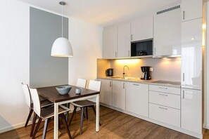 Kylskåp, mikrovågsugn, spishäll och diskmaskin