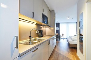 Geladeira, micro-ondas, cooktop, lava-louças