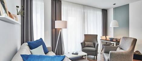 Een televisie en een stereo