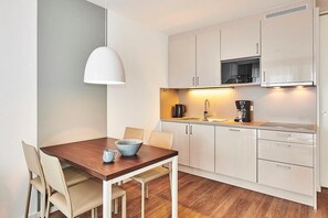 Réfrigérateur, micro-ondes, plaque de cuisson, lave-vaisselle