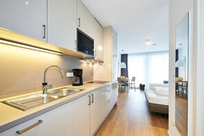 Réfrigérateur, micro-ondes, plaque de cuisson, lave-vaisselle