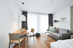 TV, stereo - Strandnahes 1-zimmer Apartment mit Balkon Inkl. Schwimmbad- & Saunanutzung (Nordseeheilbad Bensersiel)