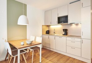 Réfrigérateur, micro-ondes, plaque de cuisson, lave-vaisselle