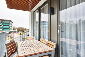 Outdoor dining - Nordsee-apartment in Strandnähe mit Balkon und Inkl. Schwimmbad- & Saunanutzung (Nordseeheilbad Bensersiel)