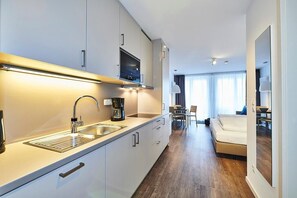 Réfrigérateur, micro-ondes, plaque de cuisson, lave-vaisselle