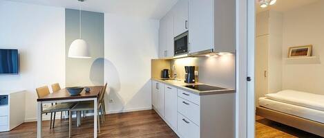 Frigorífic, microones, placa de cuina i rentaplats