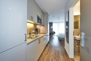 Kühlschrank, Mikrowelle, Herdplatte, Geschirrspüler