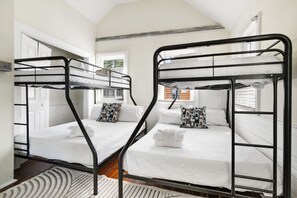 6 bedrooms, desk, iron/ironing board, WiFi