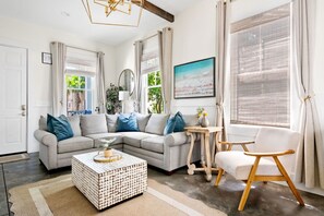 TV - Downtown Duplex - St Philip St (Charleston)