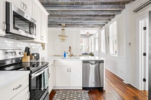 Køleskab, mikrobølgeovn, ovn, kogeplade