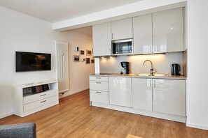 Kylskåp, mikrovågsugn, spishäll och diskmaskin