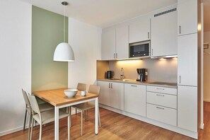 Kylskåp, mikrovågsugn, spishäll och diskmaskin