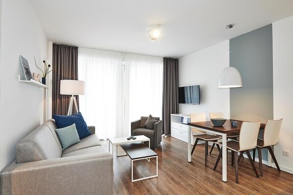 Una televisión, un reproductor estéreo