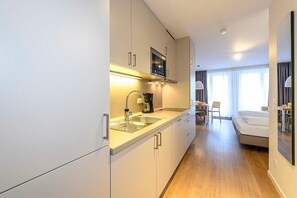 Køleskab, mikrobølgeovn, kogeplade, opvaskemaskine