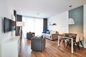 Una televisión, un reproductor estéreo