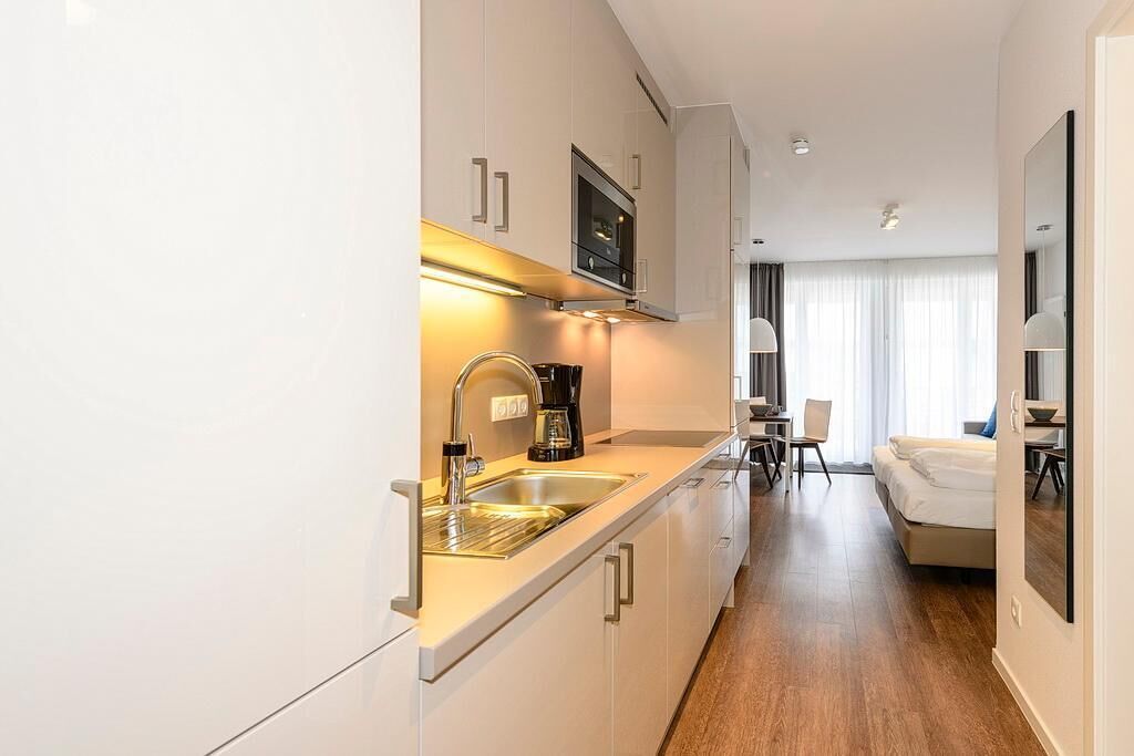 Kühlschrank, Mikrowelle, Herdplatte, Geschirrspüler