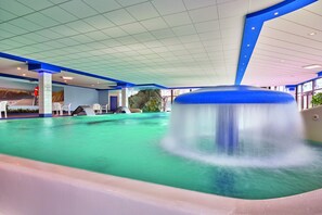 Una piscina cubierta, una piscina climatizada