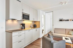 Kylskåp, mikrovågsugn, spishäll och diskmaskin