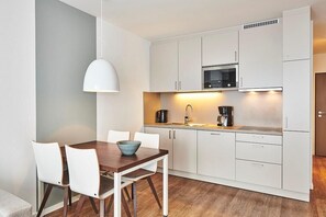 Réfrigérateur, micro-ondes, plaque de cuisson, lave-vaisselle