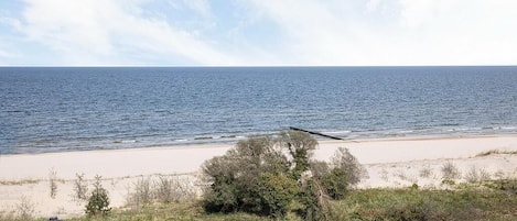 På stranden