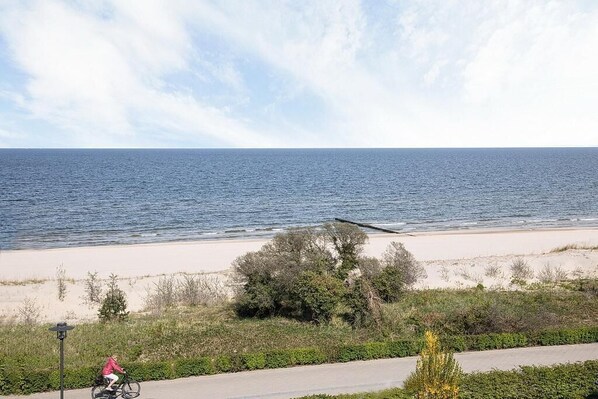 På stranden