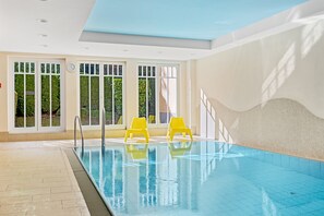 Piscina coperta, una piscina riscaldata