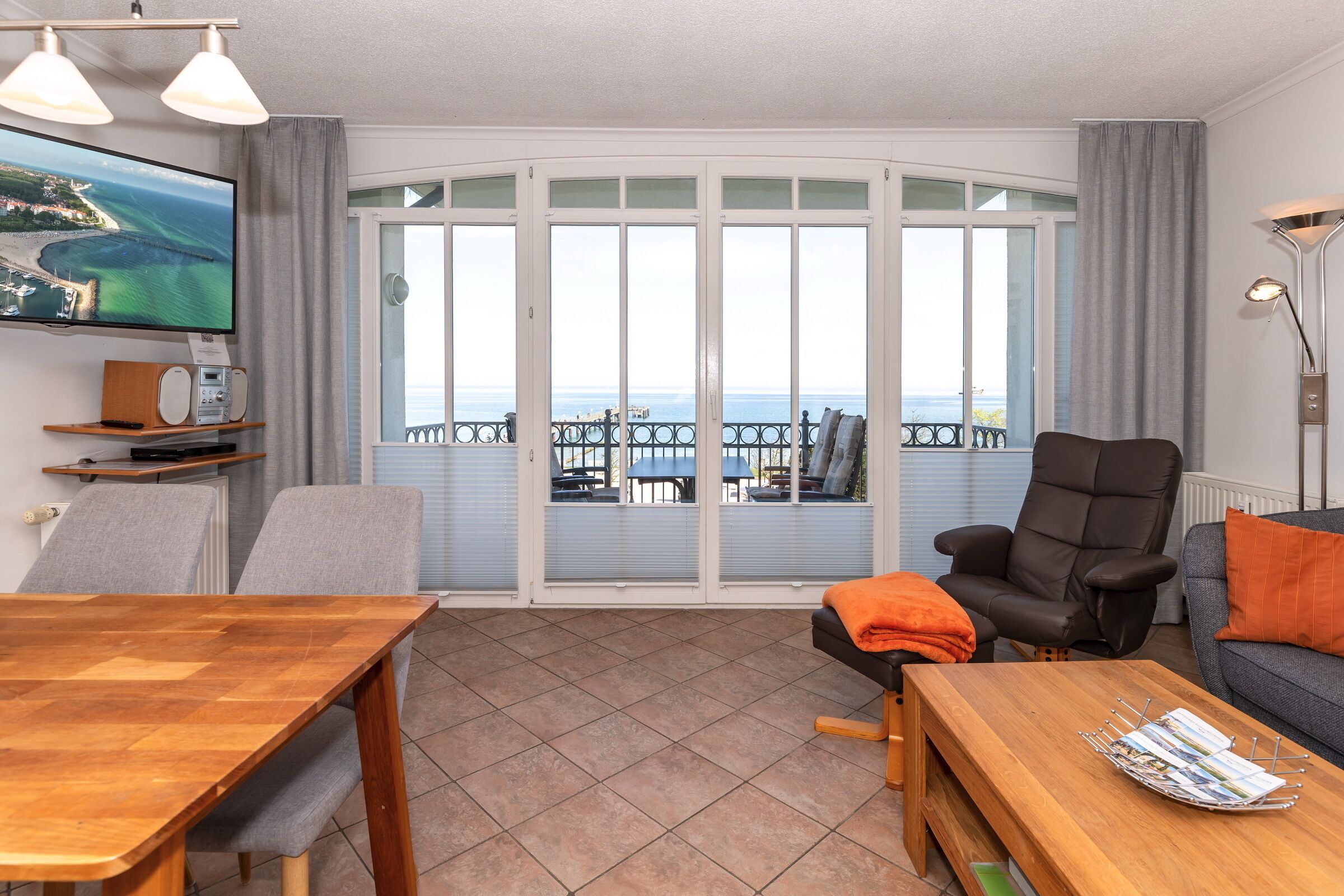 Fernseher, DVD-Player, Bücher, Stereoanlage