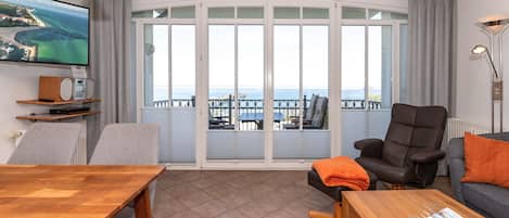 Fernseher, DVD-Player, Bücher, Stereoanlage