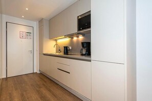 Kühlschrank, Mikrowelle, Herdplatte, Geschirrspüler