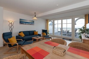 TV, DVD-spiller, bøker og stereoanlegg