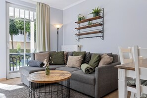 Télévision, lecteur de DVD, livres, chaîne hi-fi