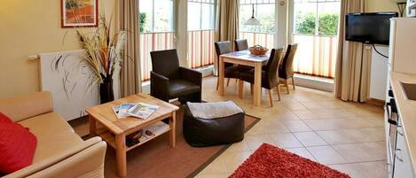 Télévision, lecteur de DVD, livres, chaîne hi-fi