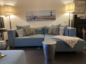Tv, pejs, dvd-afspiller, bøger
