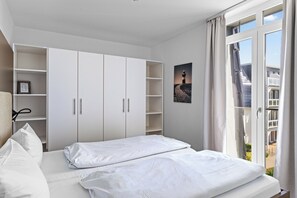 2 bedrooms, free WiFi - Strandnahe Ferienwohnung mit Sauna, Strandkorb und Balkon mit Land- & Meerblick (Nordseebad Wremen)