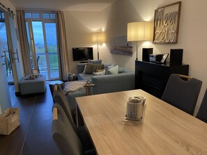 Tv, pejs, dvd-afspiller, bøger
