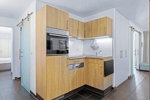 Cafetera y tetera, refrigerador, horno y parrilla de estufa
