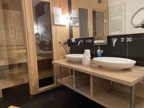 Douche, sèche-cheveux, bidet