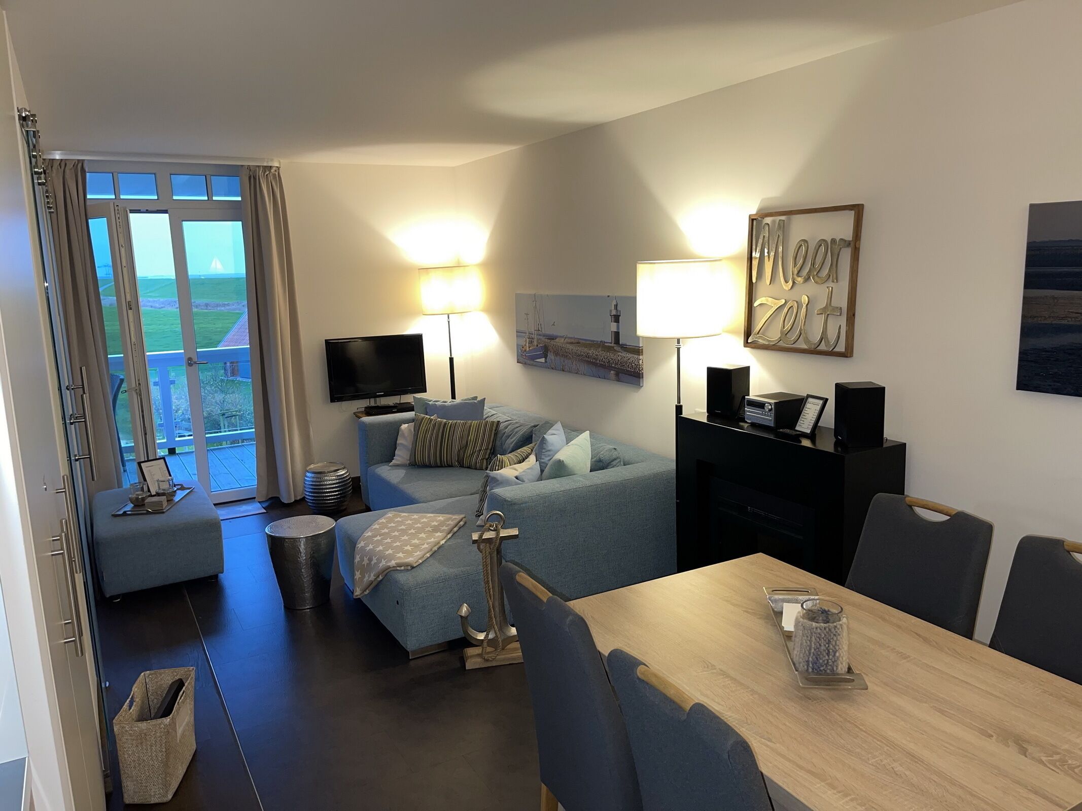 Fernseher, Kamin, DVD-Player, Bücher