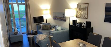 Fernseher, Kamin, DVD-Player, Bücher