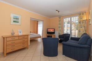 Télévision, lecteur de DVD, livres, chaîne hi-fi