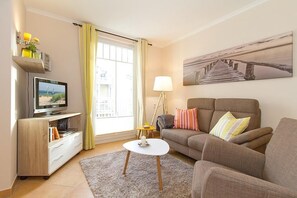 DVD-Player, Bücher, Stereoanlage