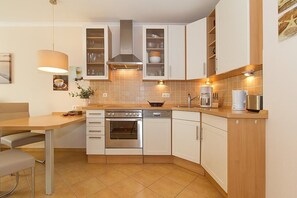 Kjøleskap, ovn, kokeplater og oppvaskmaskin