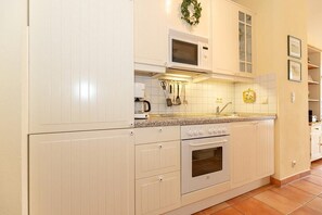 Fridge, microwave, oven, stovetop - Schöne, Strandnahe Ferienwohnung an der Ostsee mit Balkon - nur 400 m zum Strand (Ostseebad Kühlungsborn)