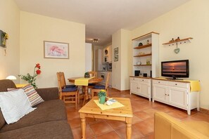 Fernseher, DVD-Player, Bücher, Stereoanlage