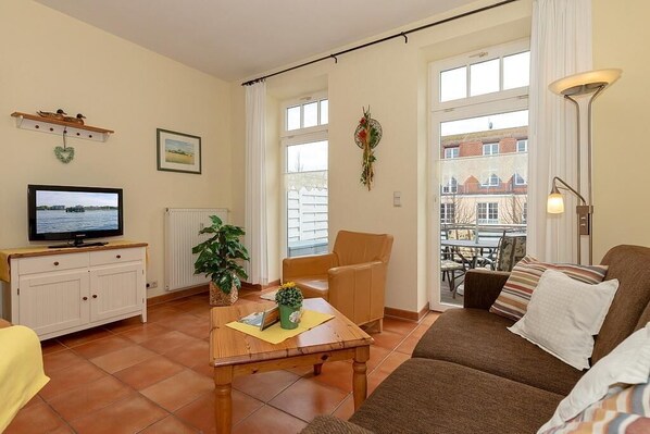 Fernseher, DVD-Player, Bücher, Stereoanlage