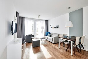 Een televisie en een stereo