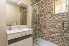Badewanne, Haartrockner, Handtücher