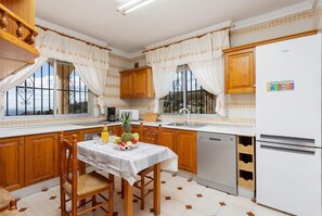 Frigorifero, microonde, forno, lavastoviglie